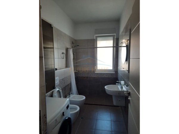 Tirane, jepet me qera apartament 2+1+Ballkon Kati 3, 90 m² 750 € (Rruga e Kavajes)