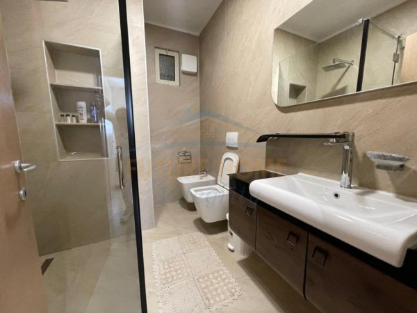 Tirane, jepet me qera apartament 2+1+Ballkon Kati 2, 91 m² 700 € (Ish Tregu Elektrik)