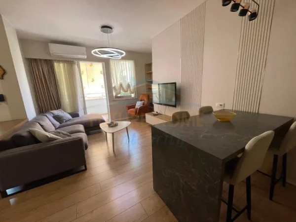Tirane, jepet me qera apartament 2+1+Ballkon Kati 2, 91 m² 700 € (Ish Tregu Elektrik)