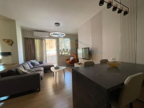 Tirane, jepet me qera apartament 2+1+Ballkon Kati 2, 91 m² 700 € (Ish Tregu Elektrik)