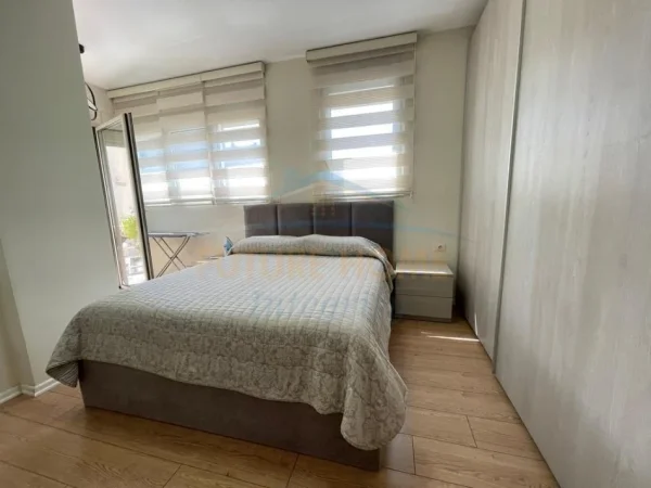 Tirane, jepet me qera apartament 2+1+Ballkon Kati 2, 91 m² 700 € (Ish Tregu Elektrik)