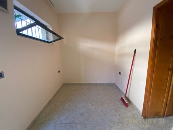 Tirane, jepet me qera dyqan Kati 0, 62 m² 500 € (Rruga Muhamet Gjollesha, 21 Dhjetori)