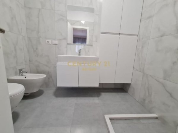 Tirane, jepet me qera apartament 2+1+2 Kati 5, 110 m² 750 € (Materniteti i Ri)