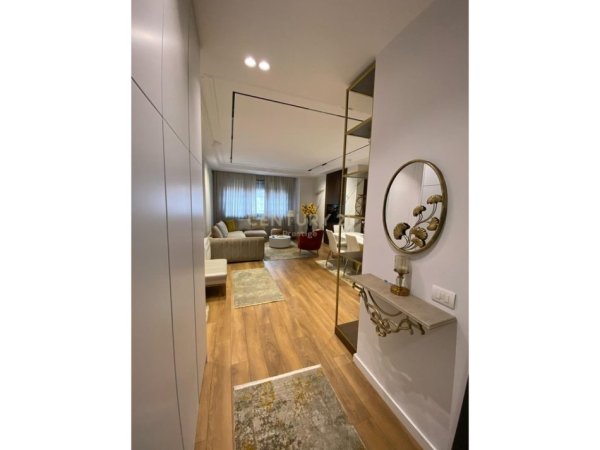 Tirane, jepet me qera apartament 2+1 Kati 3, 140 m² 1.500 € (Rruga e Barrikadave)