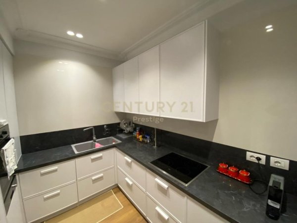 Tirane, jepet me qera apartament 2+1 Kati 3, 140 m² 1.500 € (Rruga e Barrikadave)