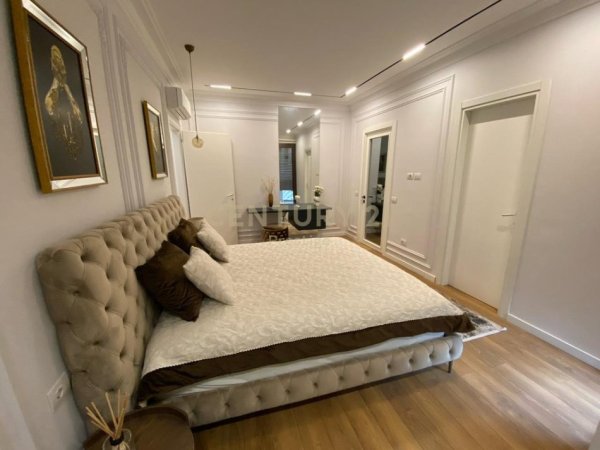 Tirane, jepet me qera apartament 2+1 Kati 3, 140 m² 1.500 € (Rruga e Barrikadave)