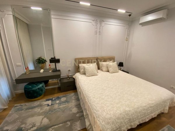 Tirane, jepet me qera apartament 2+1 Kati 3, 140 m² 1.500 € (Rruga e Barrikadave)