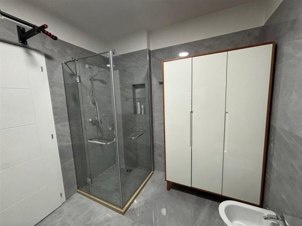 Tirane, jepet me qera apartament 1+1 Kati 9, 60 m² 400 € (Rr. Elbasanit)