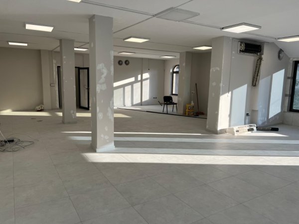 Tirane, jepet me qera ambjent biznesi Kati 1, 260 m² 2.500 € (muhamet gjollesha)