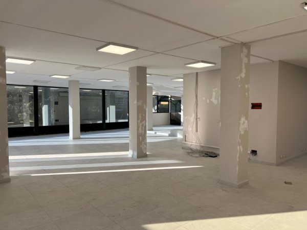 Tirane, jepet me qera ambjent biznesi Kati 1, 260 m² 2.500 € (muhamet gjollesha)