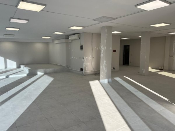 Tirane, jepet me qera ambjent biznesi Kati 1, 260 m² 2.500 € (muhamet gjollesha)