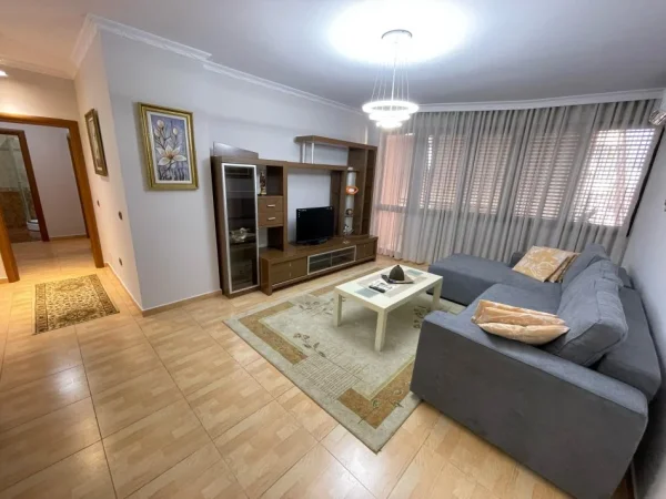 Tirane, jepet me qera 4+1+Ballkon Kati 5, 90 m² 650 € (Joena market,21 dhjetori)
