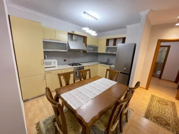 Tirane, jepet me qera 4+1+Ballkon Kati 5, 90 m² 650 € (Joena market,21 dhjetori)