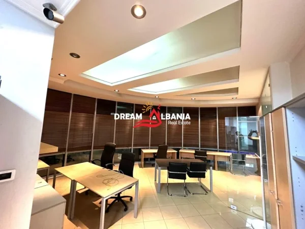 Tirane, jepet me qera zyre , 200 m² 1.500 € 