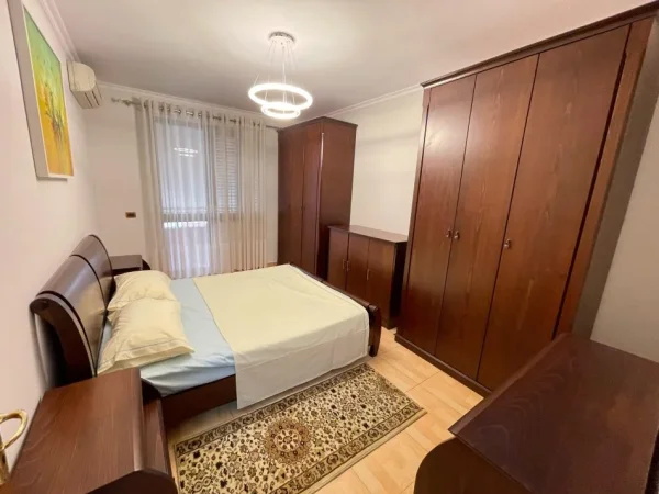 Tirane, jepet me qera 4+1+Ballkon Kati 5, 90 m² 650 € (Joena market,21 dhjetori)