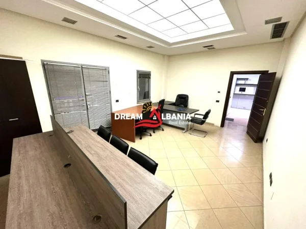 Tirane, jepet me qera zyre , 200 m² 1.500 € 