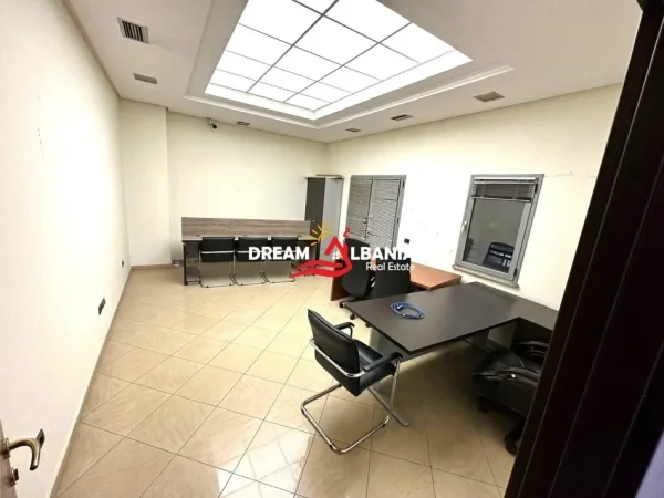 Tirane, jepet me qera zyre , 200 m² 1.500 € 