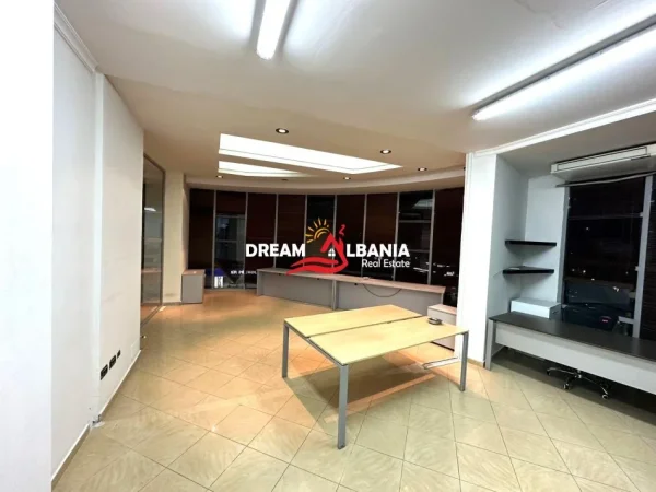 Tirane, jepet me qera zyre , 200 m² 1.500 € 