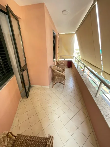 Tirane, jepet me qera 4+1+Ballkon Kati 5, 90 m² 650 € (Joena market,21 dhjetori)