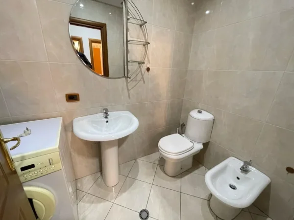 Tirane, jepet me qera 4+1+Ballkon Kati 5, 90 m² 650 € (Joena market,21 dhjetori)