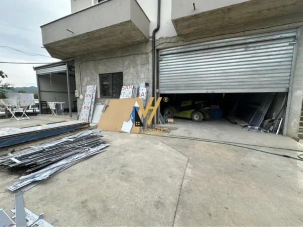 Tirane, jepet me qera magazine Kati 0, 250 m² 600 € (VAQARR)