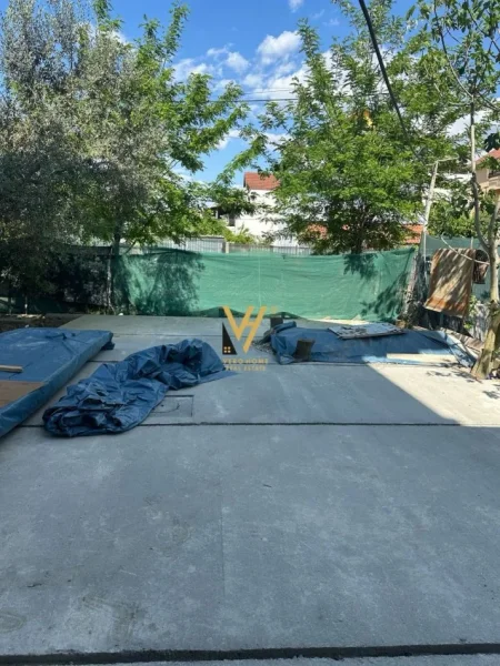 Tirane, jepet me qera magazine Kati 0, 250 m² 600 € (VAQARR)