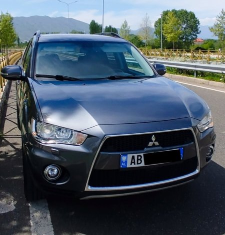 068 644 9334 Mitsubishi 4x4 nafte 2.2 vitit 2012 Nafte, gri metalizato automatik Klima 178.000 km 1 €