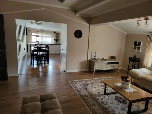 Tirane, jepet me qera apartament 2+1 Kati 1, 130 m² 600 € (Selvia)