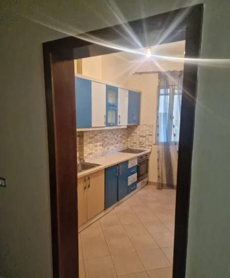 Tirane, jepet me qera apartament 3+1 Kati 3, 147 m² 500 € (“Bryli”)