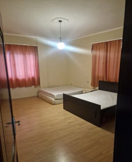 Tirane, jepet me qera apartament 3+1 Kati 3, 147 m² 500 € (“Bryli”)