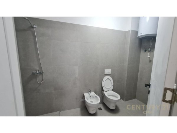 Tirane, jap me qera apartament 2+1+2+POST PARKIMI , 109 m² 800 € (Kodra e Diellit)