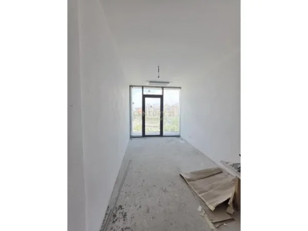 Tirane, jap me qera ambjent biznesi+POST PARKIMI , 187 m² 2.000 € (Lake View Residences, Liqeni i Tiranës)