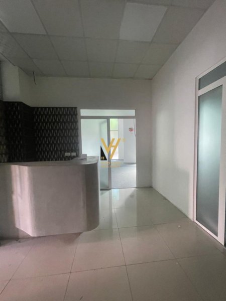 Tirane, jepet me qera ambjent biznesi Kati 0, 205 m² 3.200 € (ISH STACIONI TRENIT)