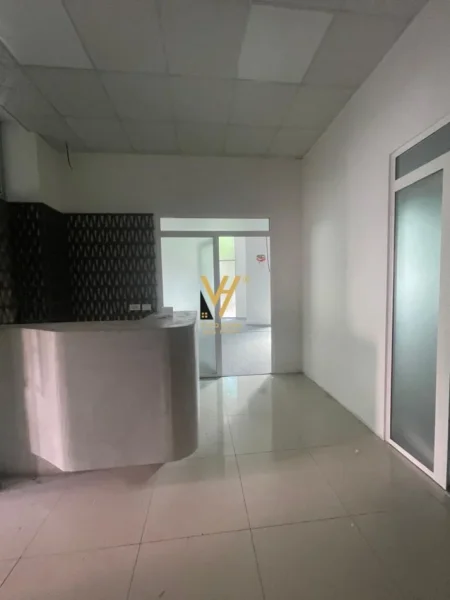 Tirane, jepet me qera ambjent biznesi Kati 0, 205 m² 3.000 € (ISH STACIONI TRENIT)