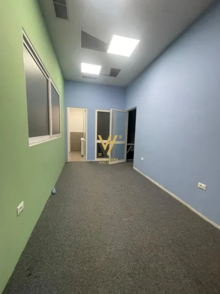 Tirane, jepet me qera ambjent biznesi Kati 0, 205 m² 3.000 € (ISH STACIONI TRENIT)