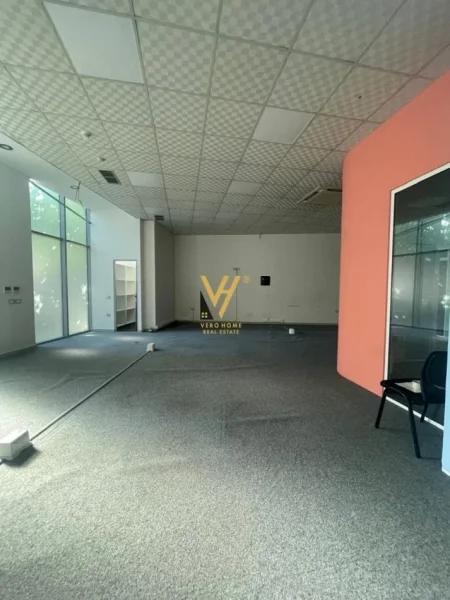 Tirane, jepet me qera ambjent biznesi Kati 0, 205 m² 3.000 € (ISH STACIONI TRENIT)