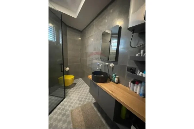 Tirane, jepet me qera apartament 3+1+Aneks+Ballkon Kati 4, 115 m² 2.200 € (Rruga Emin Duraku)
