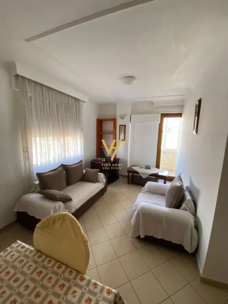 Tirane, jepet me qera apartament 1+1+Ballkon Kati 6, 60 m² 550 € (RRUGA E BARRIKADAVE)