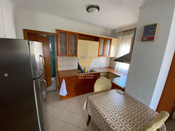 Tirane, jepet me qera apartament 1+1+Ballkon Kati 6, 60 m² 550 € (RRUGA E BARRIKADAVE)