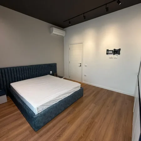 Tirane, jepet me qera apartament 1+1 , 70 m² 800 € (Square 21)