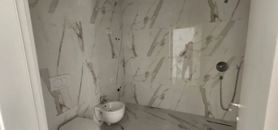 Tirane, shitet apartament 2+1+Ballkon Kati 10, 98 m² 255.000 € (tek Rruga e Barrikadave)