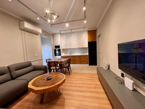 Tirane, jepet me qera apartament 2+1 Kati 3, 80 m² 700 € (Hoxha Tasimi)