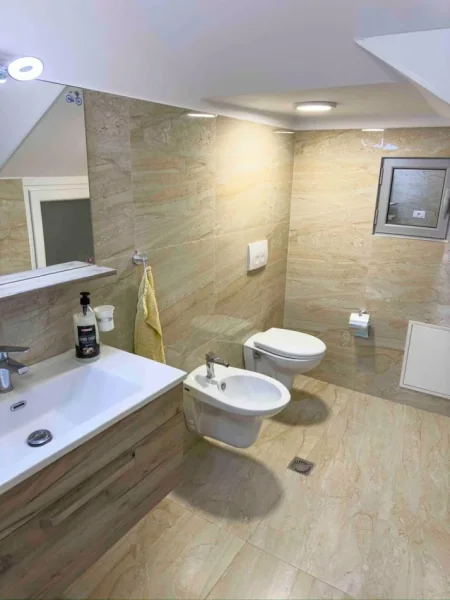Tirane, jepet me qera Vile 2 Katshe Kati 2, 170 m² 1.100 € (Vilat Gjermane)