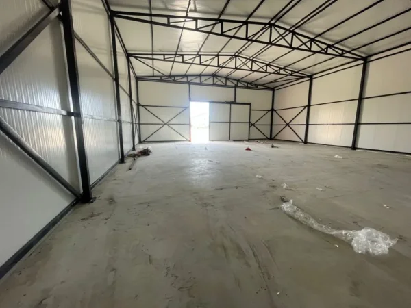 Tirane, jepet me qera magazine Kati 0, 555 m² 1.200 € (Rinas)