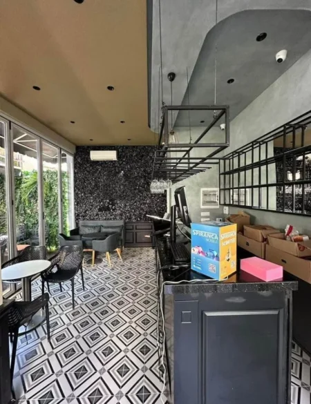 Tirane, jepet me qera lokal Kati 0, 200 m² 600 € (21 Dhjetori, Kompleksi "Kontakt")