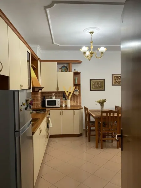 Tirane, shitet apartament 1+1+Ballkon Kati 5, 75 m² 165.000 € (KOMUNA E PARISIT)