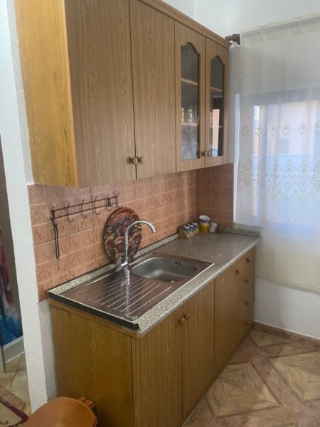 Tirane, jepet me qera shtepi 1+1 Kati 1, 50 m² 300 € ( JEPET ME QERA HYRJE 1+1 NË RRUGËN BESIM FUGA – 5 MAJI)