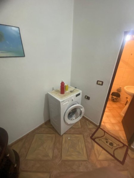 Tirane, jepet me qera shtepi 1+1 Kati 1, 50 m² 300 € ( JEPET ME QERA HYRJE 1+1 NË RRUGËN BESIM FUGA – 5 MAJI)