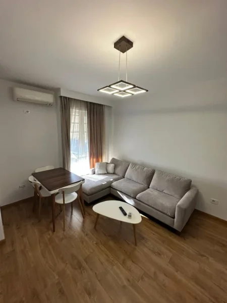 Tirane, shitet apartament 1+1+Ballkon Kati 7, 115.000 € (fusha aviacionit)