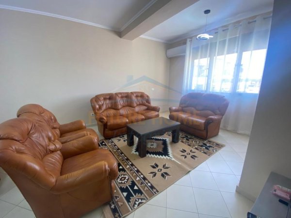 Tirane, jepet me qera apartament 1+1 Kati 4, 70 m² 350 € (fresk)